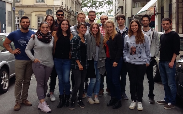 L'équipe TripConnexion au grand complet devant ses locaux lyonnais. 