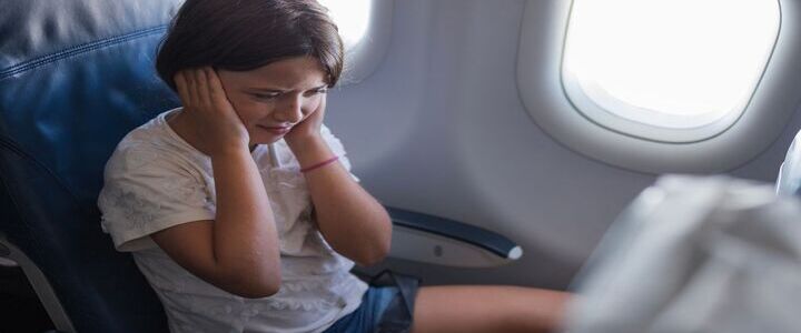 Pourquoi a-t-on les oreilles bouchées en avion et comment l’éviter ?