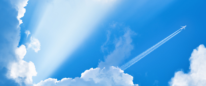 Pourquoi les avions laissent-ils des traînées blanches dans le ciel ?