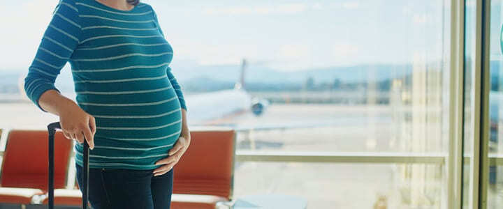 Voyageuse enceinte : jusqu’à quand prendre l’avion ?