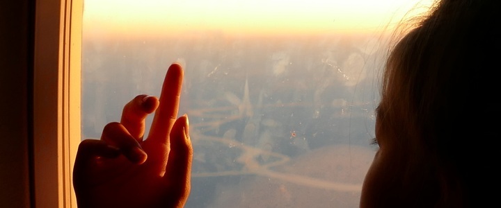 Conseils voyage en avion : à quel âge prendre l’avion seul ?