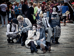 Une troupe d'artistes de rue au Festival Fringe, à Edimbourgh